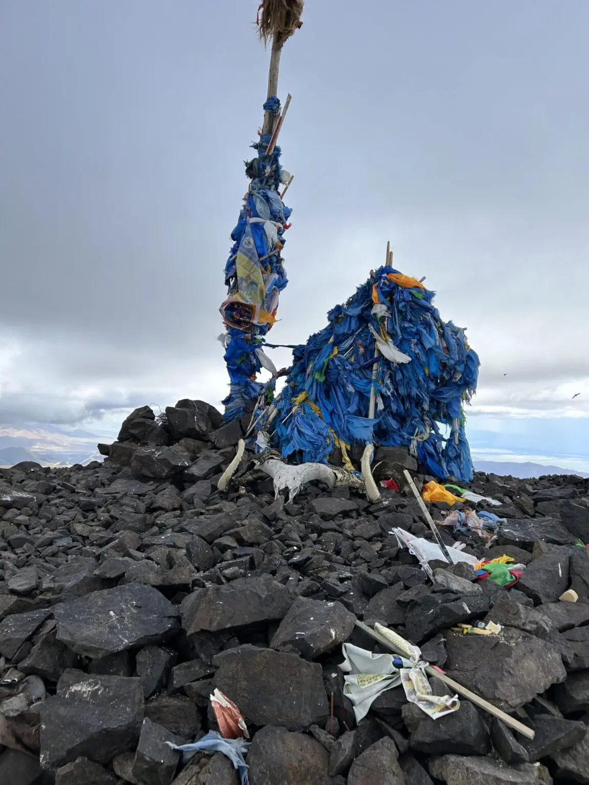 山頂のオボー（石積みの祭壇）