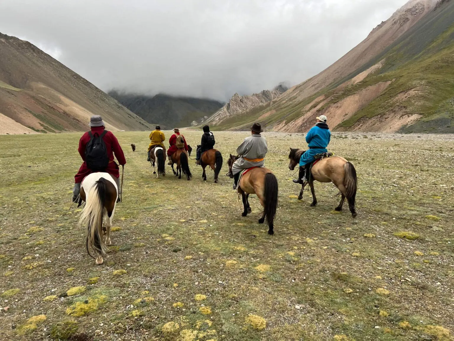 馬に乗って山へ出発