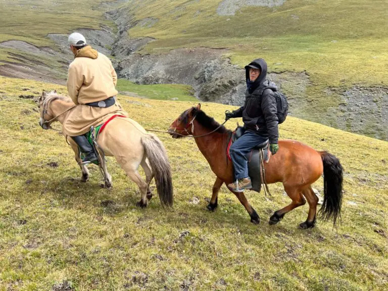 険しい山道を馬で登る